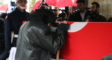 Şehit eşini, üniforması ile son yolculuğuna uğurladı