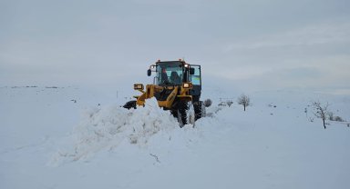 Sivas'ta 46 yerleşim yerinin yolu, kardan kapalı