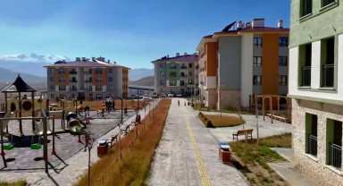 TOKİ Van Gürpınar'da Sosyal Konutları Hak Sahiplerine Teslim Etti