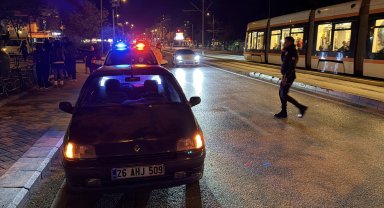 Tramvay yoluna giren otomobil çevredekilerin yardımıyla çıkarıldı, sürücüye ceza uygulandı