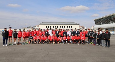 Vali Çiçekli Milli Patencileri ve Antrenör Adaylarını Ziyaret Etti, Elma İkram Etti