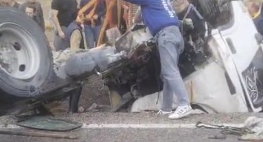 Yolcu otobüsüyle çarpışan kamyonetin sürücüsü öldü, 2 arkadaşı yaralı