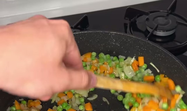 A101'den Çıtır Milföylü Tavuk Güveç Tarifi Paylaşıldı