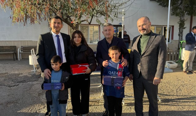 Ermenek'te 2022 Taşeli Sporcularına Yeni Spor Ayakkabısı Dağıtımı Yapıldı