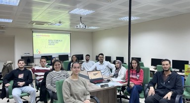 Karaman Gençlik Merkezi Dijital Yetkinlikler ve Yapay Zekâ Atölyesi Eğitimini Sürdürüyor