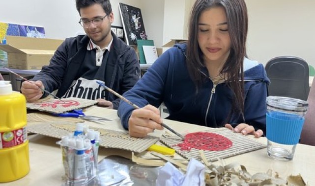 Karaman Gençlik Merkezi'nde Gençlerin Hayal Gücü Kartona Baskıya Dönüştü