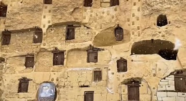 Karaman Taşkale Tahıl Ambarları Kar Yağışı Altında Görüntülendi