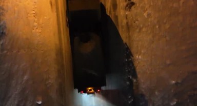 Karaman'da Yeşildere Yolu İçin İl Özel İdaresi'nden Gece Tuzlama Çalışması