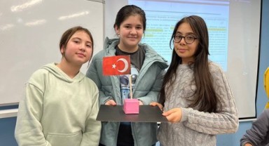 Deneyap Atölyesi Öğrencilerinden Türk Bayrağına Destek