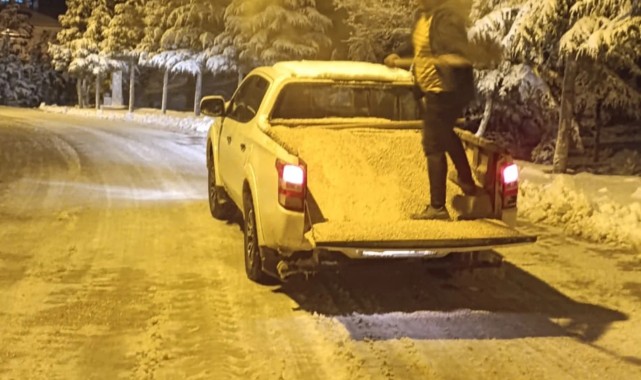 Ermenek'te Karla Mücadele: Ekipler Gece Boyunca Tuzlama Yaptı