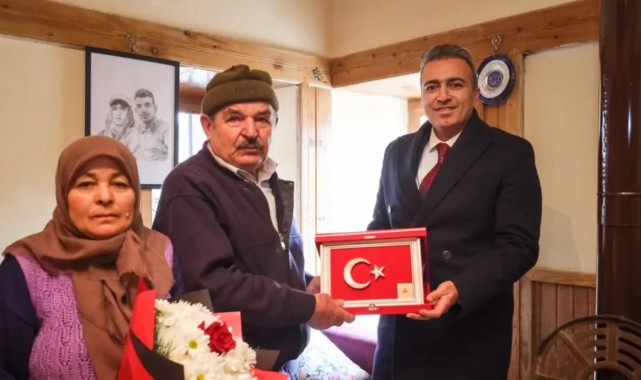 Vali Çiçek, Şehit Cihat Çevik'in Ailesini Ziyaret Etti