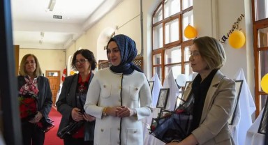 Berna Çiçek Gazi Kültür Sanat Merkezi'ndeki Resim Sergisini Ziyaret Etti