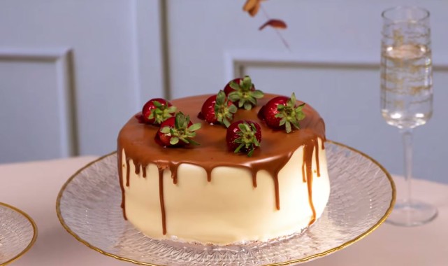 BİM'den Yeni Ürün: Colorina Altın Rimli Ayaklı Kek Tabağı Raflarda