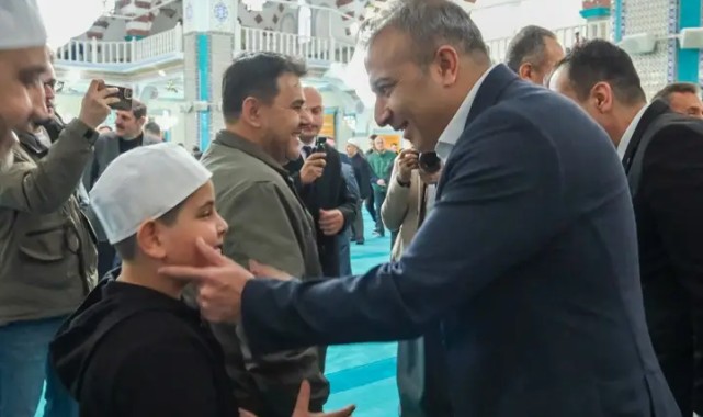 Karaman Valisi Çiçek, Bayram Namazı Sonrası Halkla Bayramlaştı