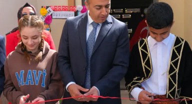 Karaman Valisi Hayrettin Çiçek Zübeyde Hanım Ortaokulu'nda Bilim Fuarı Açtı