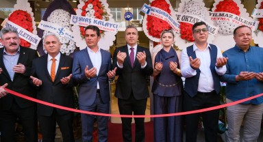 Karaman'da Yeni Kadın Giyim Mağazası Açıldı: Vali Çiçek Kurdeleyi Kesti