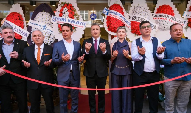Karaman'da Yeni Kadın Giyim Mağazası Açıldı: Vali Çiçek Kurdeleyi Kesti