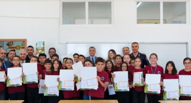 Vali Çiçek, Şehit Ahmet Sarı Ortaokulu'nda Karne Dağıttı