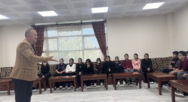 Karaman Gençlik Merkezi'nde Manevi Değerler Üzerine Sohbet Gerçekleştirildi