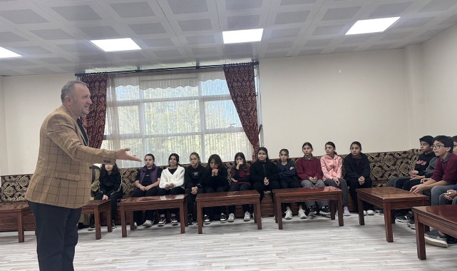 Karaman Gençlik Merkezi'nde Manevi Değerler Üzerine Sohbet Gerçekleştirildi